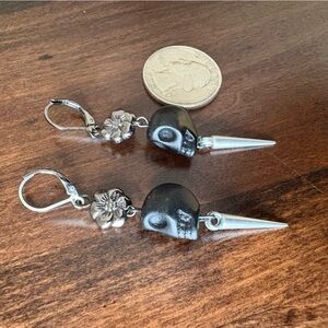 Black agate skull earrings‎